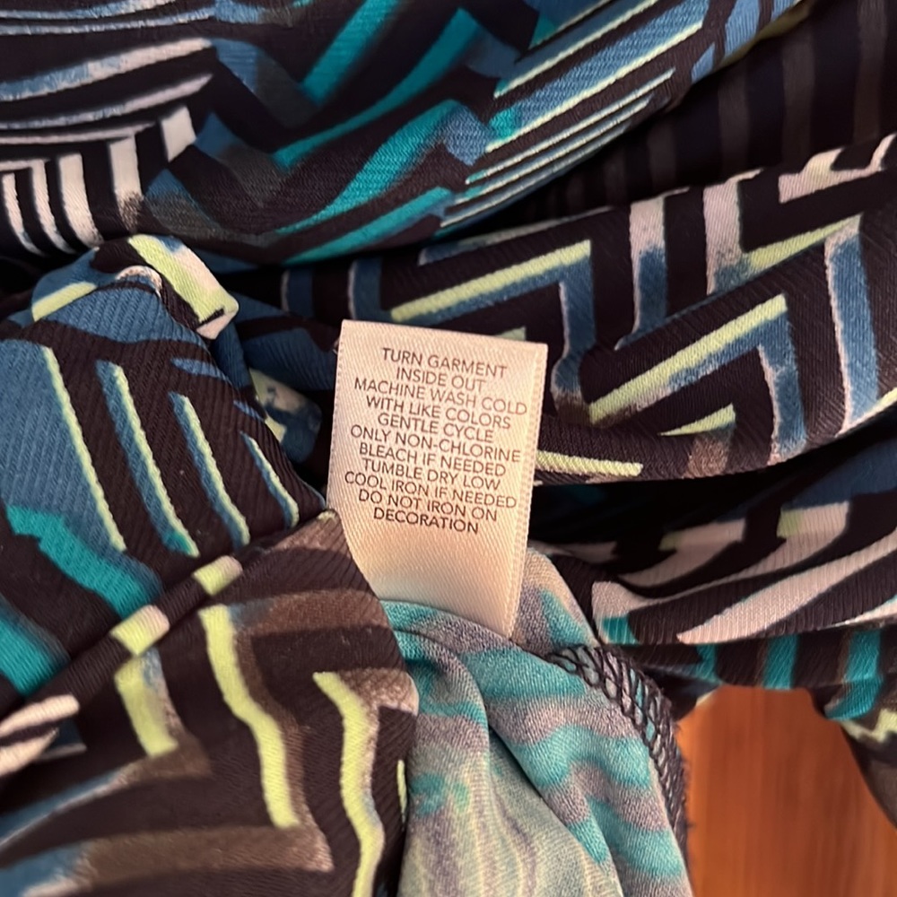 Cowl neckline - Picture 6 of 6